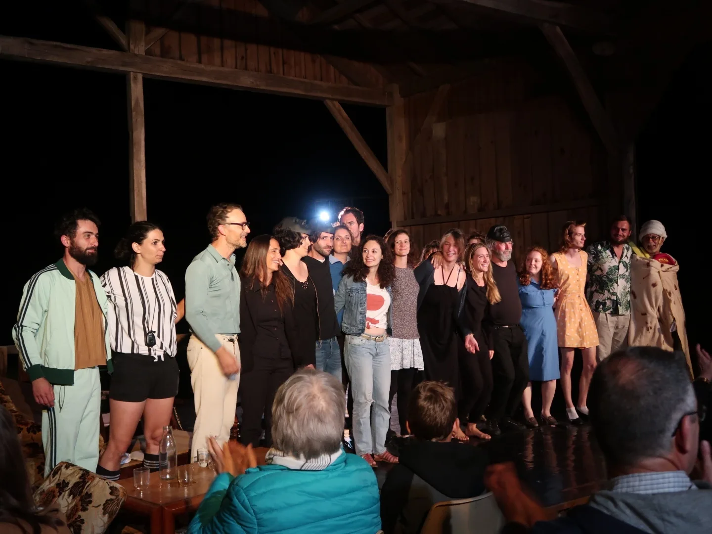 Ensemble, nous écrivons l’histoire d’un lien invisible qui réunit chaque respiration, chaque sourire, chaque regard complice. Voici la compagnie Lazzi Zanni, soudée, vibrante, présente – là où le théâtre devient une aventure humaine.
